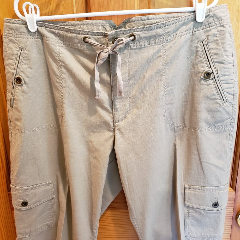 LL Bean Favorite Fit Women's Convertible Straight Leg Cargo Pants, Size: 16 Reg - Picture 3 of 16